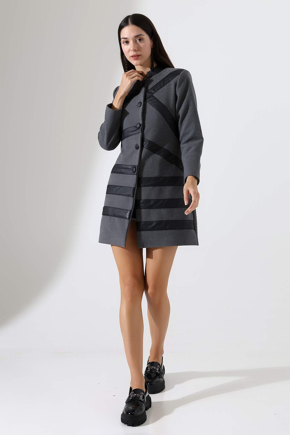 Manteau sur mesure en cachemire gris avec rayures en cuir noir, design de luxe inspiré des châteaux français, Château Noir de Lavender Hands.